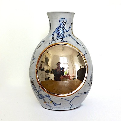 Rosi Steinbach: Totentanz Vase /Kaleidoskop, 2015, 
Keramik, glasiert, gold und platin LÃ¼ster, 28 x 19 x 17 cm
/Courtesy Josef Filipp Galerie